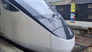 8776次七堵發車經由北迴線開往南澳的試運轉EMU3000型十二輛編組EMU3028皮蛋豆腐騰雲號綠色帶新城際自強號列車，4135次福隆發車經由宜蘭線開往樹林的銀綠色微笑號十輛一編組EMU938區間車