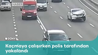 Ukrayna'da troleybüs tellerine takılan otomobil devrildi