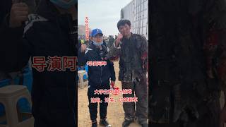 大学生群演抗战戏演8路，一爆破，龇牙咧嘴，边喊，边笑，边喊我c,紧张的战争现场秒变现实剧本杀，玩的开心快乐，导演阿坤太难了,这样的现场你愿意来玩吗？