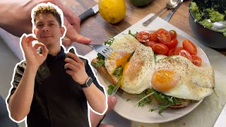 Tost z pastą z awokado i jajkiem sadzonym 🥑🍳 | Przepis w PJM