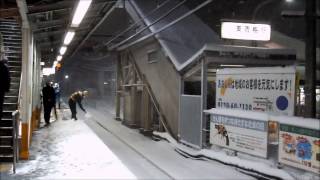 青梅線東青梅駅ホームで雪かき