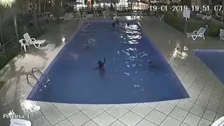 PORTEIRO SALVA CRIANÇA DE AFOGAMENTO EM PISCINA DE CONDOMÍNIO