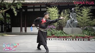 Emei kung fu practitioner shows off blade skills