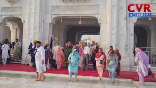 Devotees pay obeisanceatHarmandir Sahibon the occasionof PrakashParva ofShriGuruRamdasJi inAmritsar.