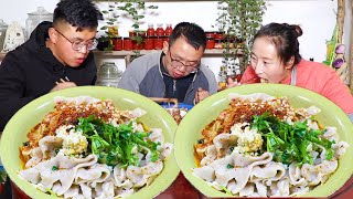 Sister Chun uses Shaanbei buckwheat to make oily noodles, spicy and chewy