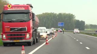 Politie ramt auto op A17 bij Moerdijk