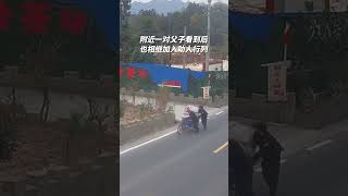 老人车辆链条脱落艰难爬坡，民警与路边父子合力帮助推车，网友：善良是会人传人的！ #正能量 #暖心