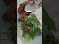 AYAM  GORENG DENGAN  LALAPAN DAUN PEPAYA  MENTAH