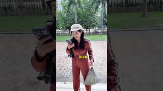 妈妈扔垃圾结果把孩子扔了，真不知道手机里有什么魔力！#funny#不靠谱的妈妈#搞笑#萌娃