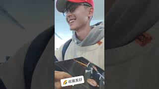 【Zhang Zhehan 张哲瀚】 张哲瀚机场粉丝签名互动  #致永远的少年张哲瀚 #等栀子花开 #不疯魔不成活