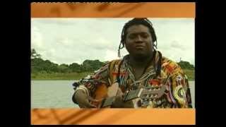 WES MADIKO chante en Live au Bord du Lac en Live non loin de son village de Mouataba.  Martin KEE.