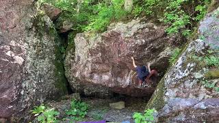 赤岩青巌峡ボルダー　悟空(直上)  7a+/7b 初段