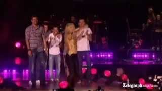 Shakira celebrates on stage with Barcelona stars.mp4