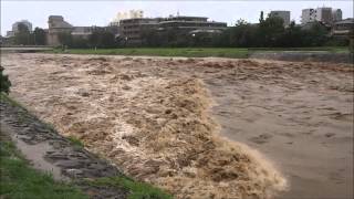 台風18号で増水した鴨川　荒神橋から出町柳