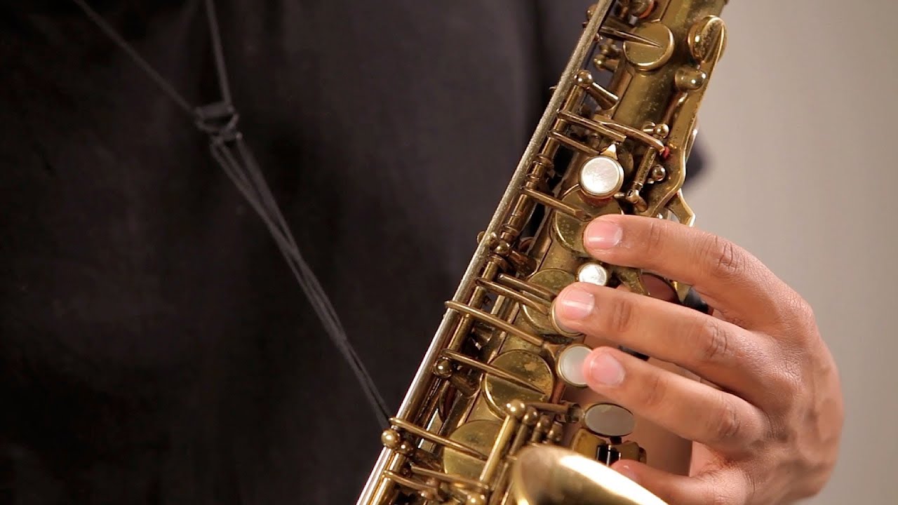 Proper Sax Finger Placement | Saxophone Lessons - YouTube