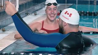 Laurent Duvernay Tardif nage avec l'athlète paralympique Aurélie Rivard