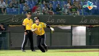 20130924 CPBL 象VS桃猿 5上 余德龍雷射肩直傳本壘，黃浩然帥氣等王勝偉飛蛾撲火觸殺