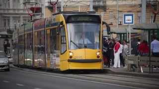 Megérkezett Budapestre a Poli-Farbe virágvillamos