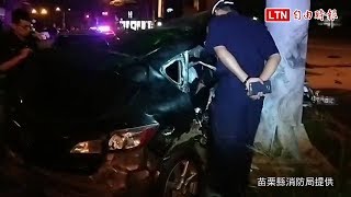 少年無照駕車深夜返家 撞分隔島車淪廢鐵2重傷(苗栗縣消防局提供)