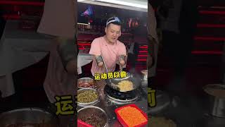 无臂游泳冠军！退役后街头卖螺蛳炒饭！致敬努力生活的人 #路边摊美味 #街头炒饭 #街边小吃 #chinastreetfood #streetfood #chinafood #shorts