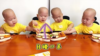 【超萌双胞胎】人类幼崽沉浸式吃饭日常（失败版）！难道别人碗里的饭会更香吗，还抢的没完了！【西西和柚柚呀】