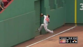 BAL@BOS: Pearce jumps into foul ground for the catch