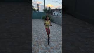 Andando de patinete 🛴 Emily Gabrieli 💜 Gabi #diversão #diversão #patinete #feliz