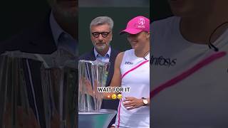 gets you every time 🤣🏆 Swiatek’s Indian Wells trophy ceremony JUMP SCARE💥 #wta #tennis #shorts