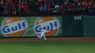 LAA@TEX: Choo runs down liner to rob Trout