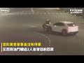 台中男闖紅燈撞機車！輾過2人肇逃「稱不知撞到人」　撞擊畫面曝｜nownews