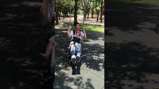 爸爸抱小花寶寶盪鞦韆3Dad holds Little flower baby swing3