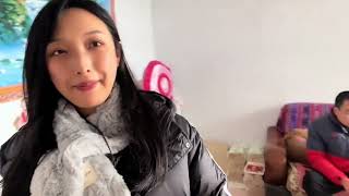 阿狗跟女友回老家过年，刚坐下就被丈母娘三连问，老丈人一言不发