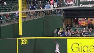 MIN@SEA: Robinson makes running catch in the corner