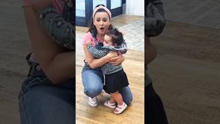 1 year old recognized Ms. Rachel outside youtube. #msrachel #toddlersongs #shortsviral