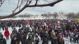 Thousands gather to honor Renee Good 1 month after death