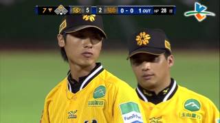 20130809 CPBL 象VS獅 7下 官大元徒腳擋球 快速傳一壘刺殺周廣勝