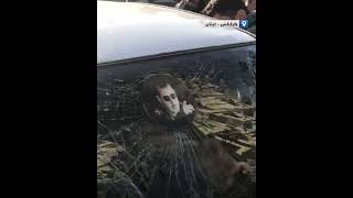 شبان يحطمون سيارة عليها صورة بشار أسد في منطقة التبانة - طرابلس