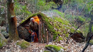 Build a Hidden Cozy and Warm Bushcraft Survival Shelter with fireplace, Winter Survival Camping