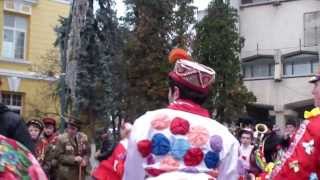 Datini si obiceiuri 2013   Parada ansamblurilor in piata