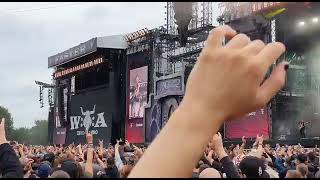 WACKEN 2022 KISSIN Dynamite Crowdsurfing Sänger Hannes Braun