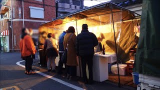 Closely attached to the preparation for opening the Kushikatsu stand assembled by 83-year-old and