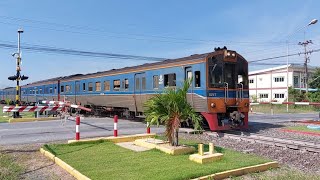 ขบวนรถด่วนที่ 75 ผ่านจุดตัดทางรถไฟถนนหนองแซง