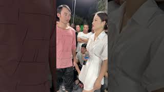 农村美女热情大方，不仅身材火辣，唱歌也非常好听！你们觉得她表演的怎么样？ #户外唱歌 #翻唱歌手 #農村歌手 #真人真唱9