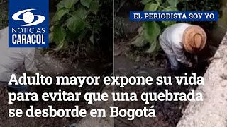 Adulto mayor expone su vida para evitar que una quebrada se desborde en Bogotá