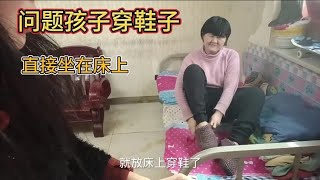 妈妈让问题孩子学着扫地，孩子老扫不干净，妈妈说多了还想发脾气