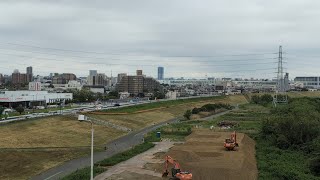 【足立区マニアック】舎人ライナー足立小台▶️扇大橋の西側車窓  この荒川越えが綺麗な風景ですね✨河川敷に何作ってるんだろ🚧