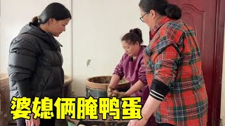 公婆歇班忙着腌鸭蛋，阿姨也来帮忙，料多味足阿姨夸婆婆手艺好！【许海燕vlog】