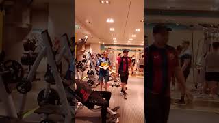 Sacando músculos en el gym más agreeable de buenos aires...