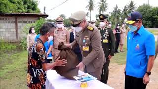 องคมนตรี เชิญสิ่งของพระราชทานไปมอบแก่ผู้ประสบอุทกภัย ในพื้นที่จังหวัดตากและอุบลราชธานี