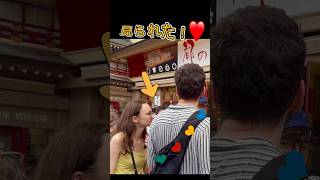 見られた！喜んでいる外国人観光客！京都祇園。I have seen! Happy foreign tourists! Gion, Kyoto, Japan.